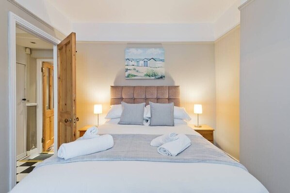 3 bedrooms, desk, iron/ironing board, travel cot - Great House Trendy Ranelagh 3bed 2bath TV and WIFI (Dublin 6)