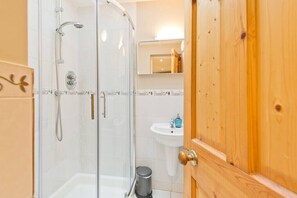 Shower, hair dryer, towels - Great House Trendy Ranelagh 3bed 2bath TV and WIFI (Dublin 6)