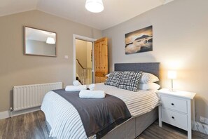 3 bedrooms, desk, iron/ironing board, travel crib - Great House Trendy Ranelagh 3bed 2bath TV and WIFI (Dublin 6)
