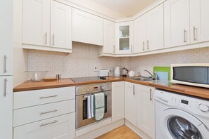 Fridge, microwave, oven, stovetop - GREAT LOCATION NEAR TRINITY COLLEGE MERRION SQUARE (Dublin)