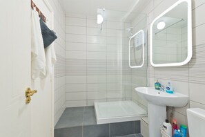 Een douche, een haardroger, handdoeken