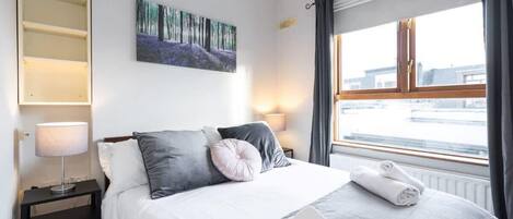 2 chambres, bureau, fer et planche Ă repasser, lit parapluie