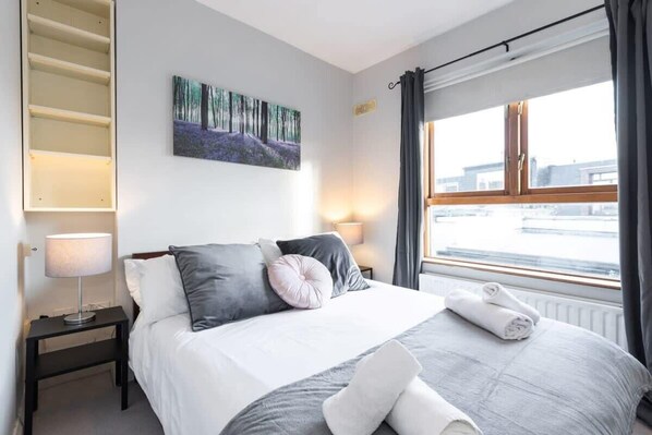 2 bedrooms, desk, iron/ironing board, travel crib - GREAT NEIGHBORHOOD SUPER 2 bed COTTAGE SUIT FAMILY (Dublin 8)