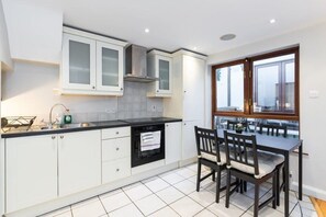 Fridge, microwave, oven, stovetop - GREAT NEIGHBORHOOD SUPER 2 bed COTTAGE SUIT FAMILY (Dublin 8)