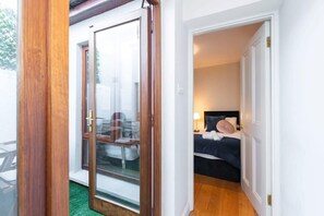 2 habitaciones, escritorio y tabla de planchar con plancha 