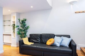 TV, fireplace, offices - GREAT NEIGHBORHOOD SUPER 2 bed COTTAGE SUIT FAMILY (Dublin 8)