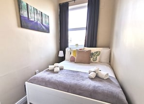 1 habitación, tabla de planchar con plancha, cuna de viaje y wifi