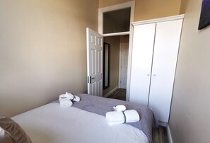 1 slaapkamer, een strijkplank/strijkijzer, reisbedje, wifi