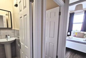 1 bedroom, iron/ironing board, travel crib, WiFi - Cosy Apartment near OConnell St Reliable Fast WIFI (Dublin 1)