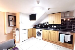 Fridge, microwave, oven, stovetop - Good location Cosy flat Ranelagh (Dublin 6)