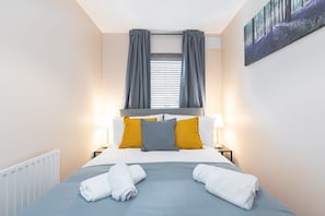 2 عدّة غرف نوم ومكتب ومكواة/لوح كي وسرير سفر