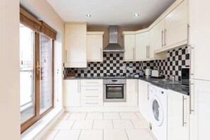 ثلاجة، ميكروويف، فرن، موقد طهي مسطح