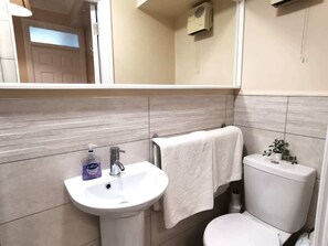 Regadera, secadora de cabello, toallas 