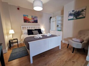 1 habitación, escritorio, tabla de planchar con plancha y cuna de viaje 