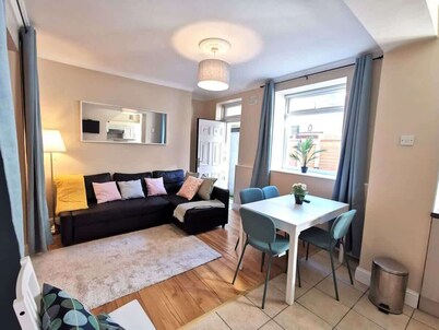 Central Apartment Private patio reliable fast WIFI