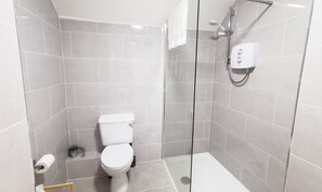 Shower, hair dryer, towels - Great new 2bed apartment in city centre*fast WIFI (Dublin 1)