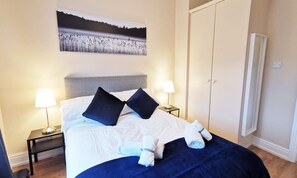 2 Schlafzimmer, Schreibtisch, Bügeleisen/Bügelbrett, Reisekinderbett