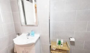 Shower, hair dryer, towels - Great new 2bed apartment in city centre*fast WIFI (Dublin 1)