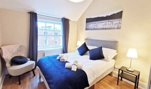 2 Schlafzimmer, Schreibtisch, Bügeleisen/Bügelbrett, Reisekinderbett
