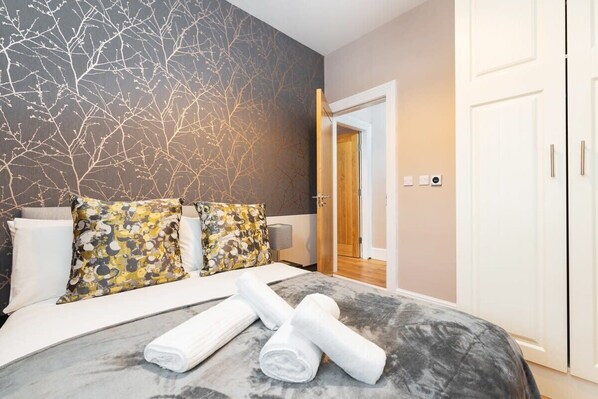 2 soverom, strykejern/-brett, reiseseng for barn og wi-fi