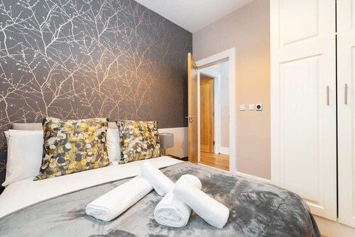 Refurbished 2 BED APT WITH GARDEN Fast WIFI & TV