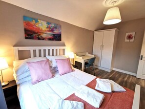 1 bedroom, iron/ironing board, travel crib, WiFi - Central 1-BED APT Fast Reliable WIFI*work remotely (Dublin 1)