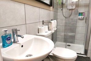 Shower, hair dryer, towels - Central 1-Bed off OConnell St Fast Reliable WIFI (Dublin 1)