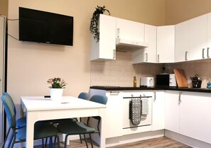 Fridge, microwave, oven, stovetop - Central 1-Bed off OConnell St Fast Reliable WIFI (Dublin 1)
