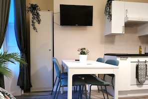 Dining - Central 1-Bed off OConnell St Fast Reliable WIFI (Dublin 1)