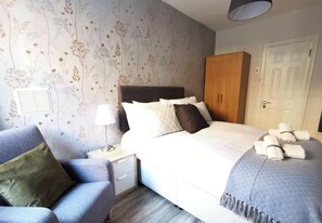 1 Schlafzimmer, Schreibtisch, Bügeleisen/Bügelbrett, Reisekinderbett