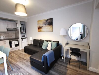 Cosy 1bed apartment with nice patio and Fast WIFI
