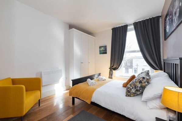 1 bedroom, desk, iron/ironing board, travel crib - Stylish Bright Apartment Great Location Fast WI-FI TV (Dublin 7)