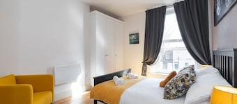 Stylish Bright Apartment Great Location Fast WI-FI TV