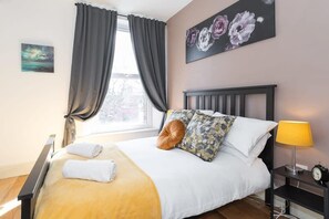 1 chambre, bureau, fer et planche à repasser, lit parapluie