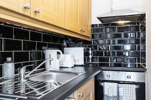 Fridge, microwave, oven, stovetop - Stylish Bright Apartment Great Location Fast WI-FI TV (Dublin 7)