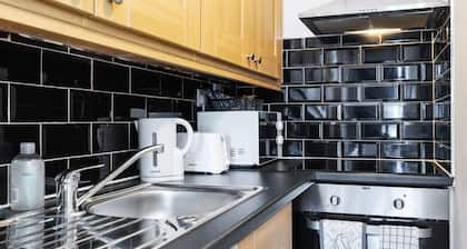 Stylish Bright Apartment Great Location Fast WI-FI TV