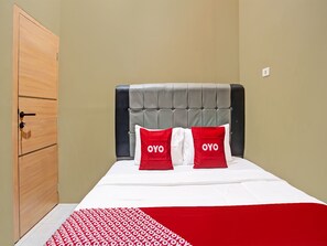 Deluxe Double Room | Desk, free WiFi, bed sheets - Super OYO 91689 Homestay Syariah Imah 2 (Bandar Lampung)