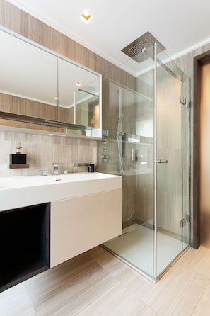 Bathtub, hair dryer, towels