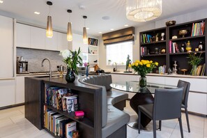 Kylskåp, mikrovågsugn, ugn och spishäll