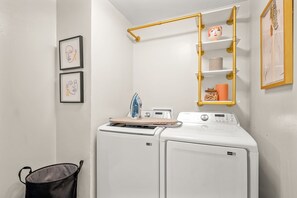 Interior - The Jewel-Modern Retreat, Hot Tub, Night Life (Dallas)