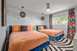 3 bedrooms, iron/ironing board, travel crib, WiFi - The Jewel-Modern Retreat, Hot Tub, Night Life (Dallas)