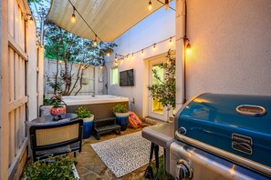 Terrace/patio - The Jewel-Modern Retreat, Hot Tub, Night Life (Dallas)