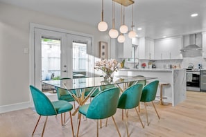 Dining - The Jewel-Modern Retreat, Hot Tub, Night Life (Dallas)