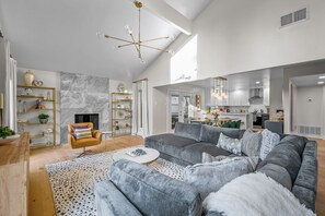 TV, fireplace, books, offices - The Jewel-Modern Retreat, Hot Tub, Night Life (Dallas)