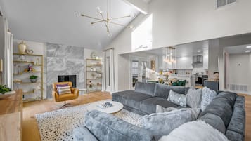 Televisión, chimenea, libros y oficina