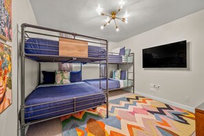 3 bedrooms, iron/ironing board, travel crib, WiFi - The Jewel-Modern Retreat, Hot Tub, Night Life (Dallas)