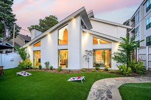 Exterior - The Jewel-Modern Retreat, Hot Tub, Night Life (Dallas)