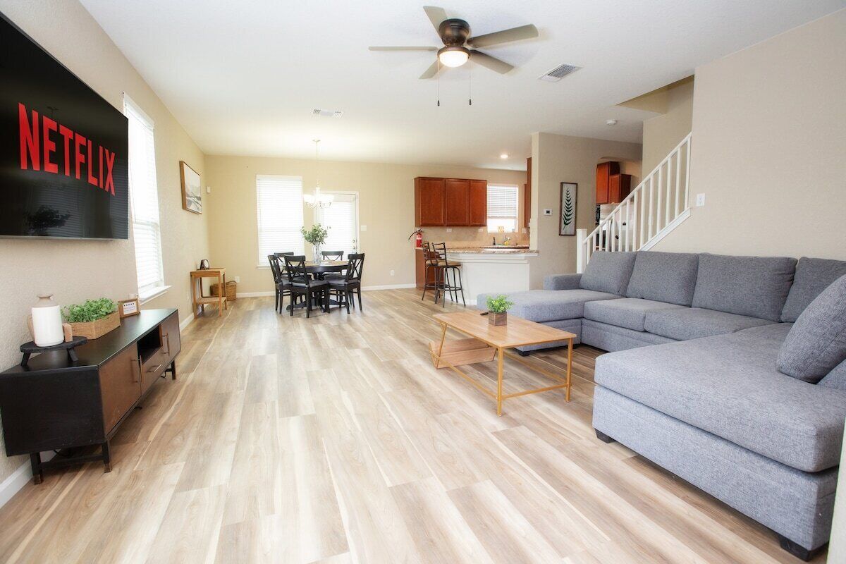 Relaxing & Bright Family Gem ~ Mins from Downtown!