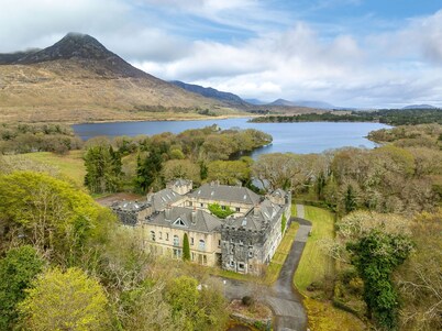 Apartment 447 - Ballynahinch - sleeps 6 guests  in 3 bedrooms