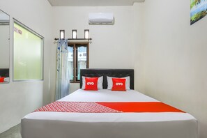 Desk, free WiFi, bed sheets - OYO 3830 Dfarys Gh Syariah (Balikpapan)